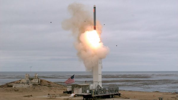 Os Estados Unidos testam um míssil de alcance intermediário na Califórnia em 19 de agosto de 2019 (Departamento de Defesa)