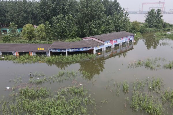 Um edifício é inundado por inundações em Zhenjiang, China, em 20 de julho de 2020 (STR / AFP via Getty Images)