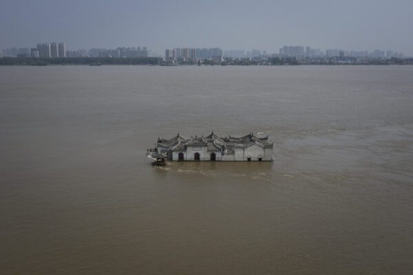 Vista aérea do templo Guanyin, no meio do rio Yangtze, inundado em Ezhou, província de Hubei, no centro da China, em 24 de julho de 2020 (Getty Images)