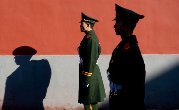 Membros da polícia chinesa montam guarda em Pequim em uma foto de arquivo (Saul Loeb / AFP / Getty Images)