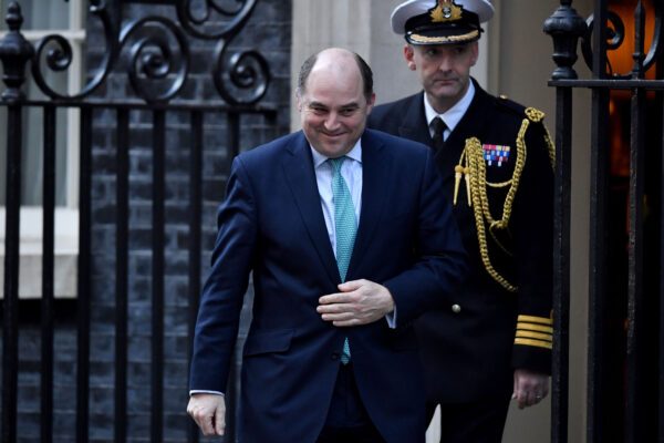 O Secretário de Estado da Defesa do Reino Unido, Ben Wallace, deixa 10 Downing Street em Londres em 13 de fevereiro de 2020 (Leon Neal / Getty Images)