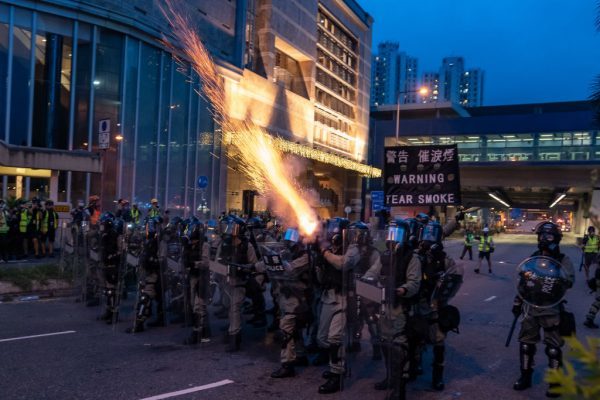 A polícia de choque dispara gás lacrimogêneo durante uma manifestação em Tai Wan, em Hong Kong, em 10 de agosto de 2019 (Anthony Kwan / Getty Images)