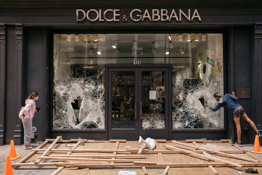 Uma loja da Dolce & Gabbana é mostrada gravemente danificada após uma noite de protestos pacíficos que levaram ao caos e violentos confrontos na parte baixa de Manhattan em 1º de junho de 2020 na cidade de Nova Iorque (Scott Heins / Getty Images)