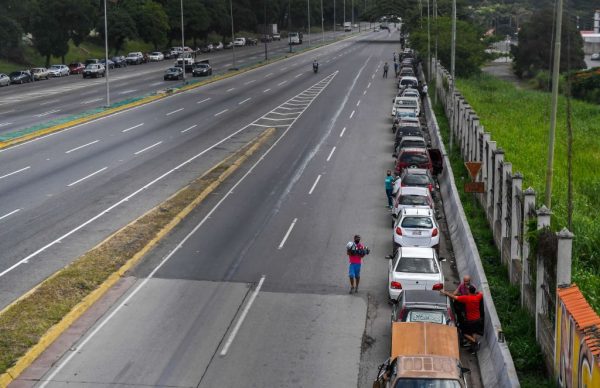 Vista aérea de carros alinhados enquanto motoristas aguardam para reabastecer seus veículos perto de um posto de gasolina em Caracas, Venezuela, em 10 de setembro de 2020, em meio à nova pandemia de COVID-19 (Foto: FEDERICO PARRA / AFP via Getty Images)