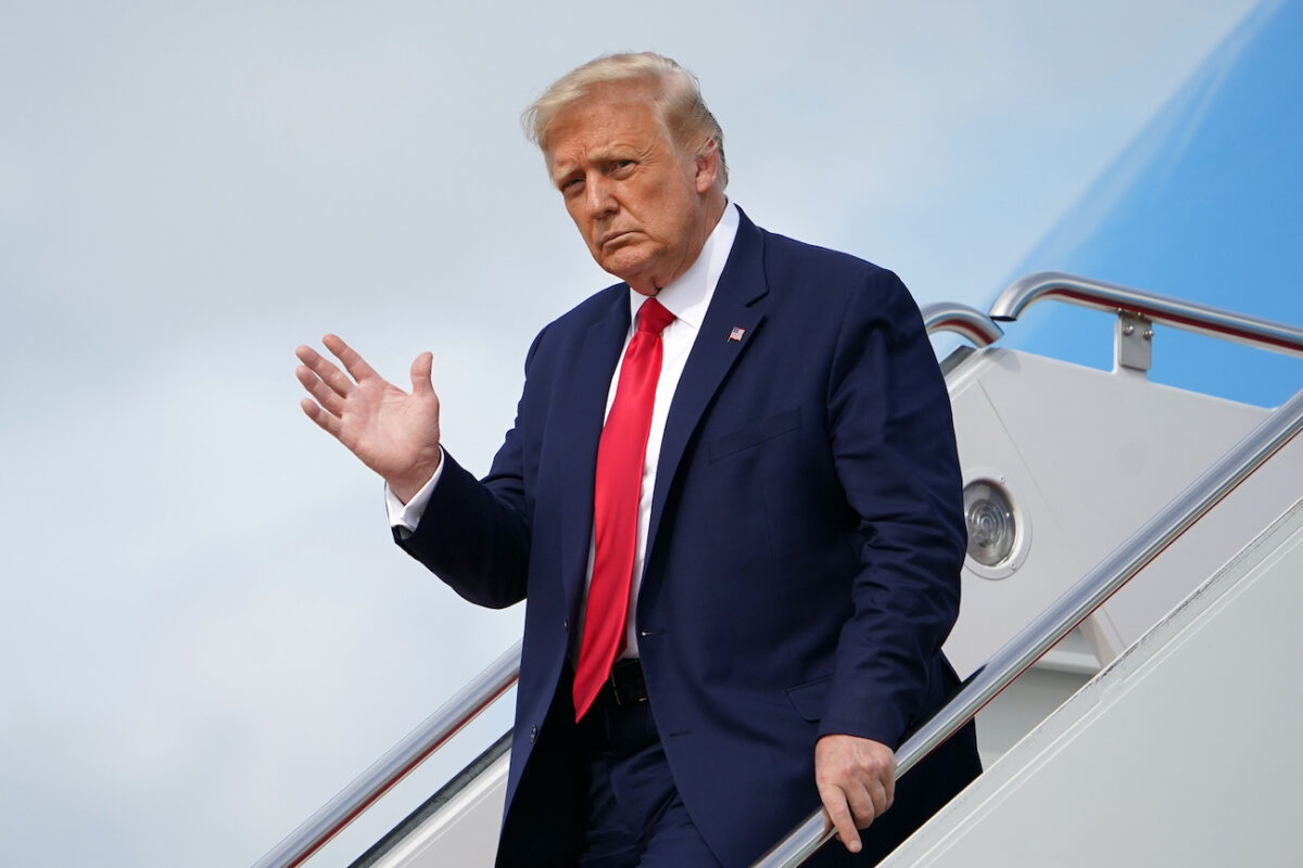 O presidente Donald Trump sai do Força Aérea Um ao chegar à Base Aérea Andrews em Maryland em 2 de setembro de 2020 (Mandel Ngan / AFP via Getty Images)