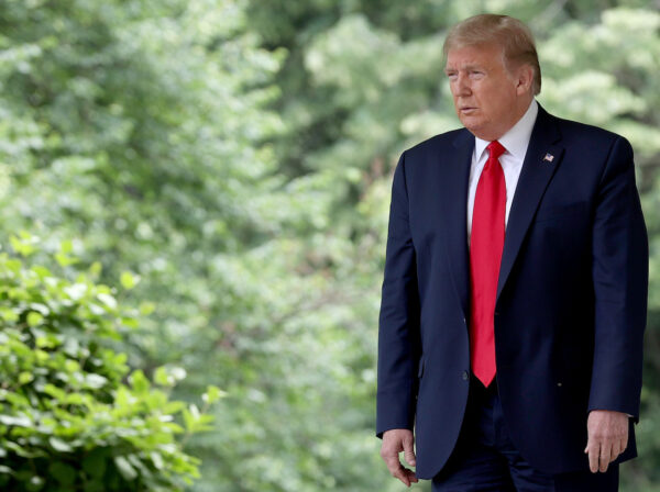 O presidente Donald Trump caminha até o Rose Garden para fazer uma declaração sobre as relações EUA-China na Casa Branca em 29 de maio de 2020 (Win McNamee / Getty Images)