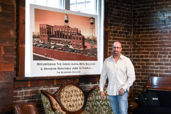 O empresário Ryan McWilliams fica ao lado da renderização de um de seus projetos em Pueblo, Colorado, em 29 de setembro de 2020 (Charlotte Cuthbertson / The Epoch Times)