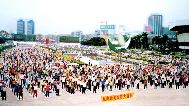 Foto de arquivo de praticantes do Falun Gong fazendo os exercícios em Guangzhou, China, antes do início da perseguição em julho de 1999 (Minghui)