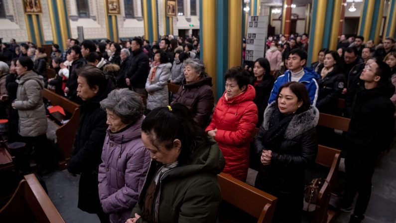 Adoradores participam de uma missa de véspera de Natal na Catedral de Xishiku em Pequim em 24 de dezembro de 2019 (NOEL CELIS / AFP via Getty Images)