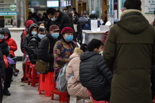 Pessoas usando máscaras enquanto esperam no Hospital da Cruz Vermelha de Wuhan em 24 de janeiro de 2020 (Hector Retamal / AFP via Getty Images)