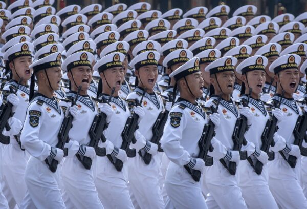 Marinheiros da marinha chinesa marcham em formação durante um desfile para comemorar o 70º aniversário da fundação do Partido Comunista Chinês na Praça Tiananmen em 1949 em Pequim, China, em 1º de outubro de 2019 (Kevin Frayer / Getty Images)