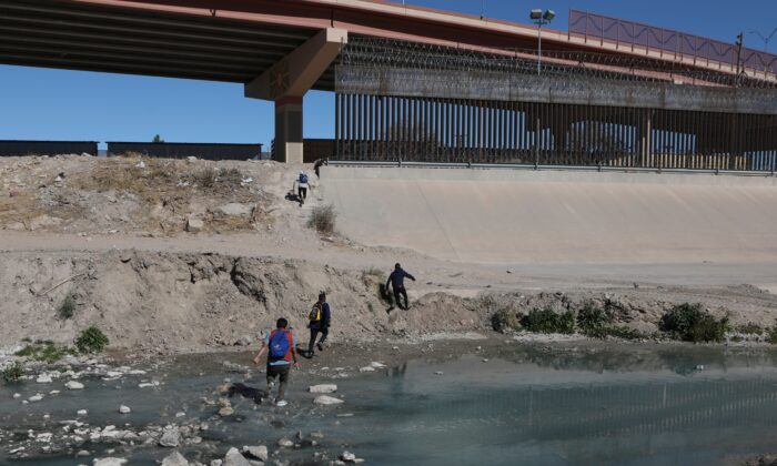 Imigrantes ilegais cruzam o Rio Grande para chegar a El Paso (Texas) de Ciudad Juárez (estado de Chihuahua, México) em 5 de fevereiro de 2021 (Herika Martínez / AFP via Getty Images)