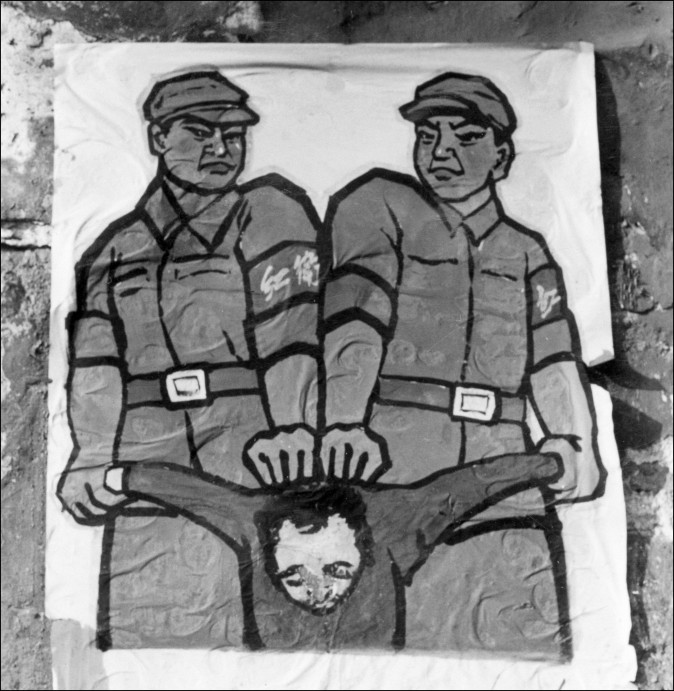Um pôster chinês no final de 1966 mostrando como lidar com o chamado “inimigo do povo” durante a Grande Revolução Cultural Proletária (Jean Vincent/AFP/Getty Images)