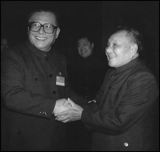 O ex-líder do Partido Comunista Chinês Deng Xiaoping (D) e seu sucessor Jiang Zemin apertam as mãos em outubro de 1992. Deng lançou a transformação capitalista chinesa e Jiang construiu uma ampla rede de facções apoiada pela corrupção endêmica ao Estado de partido único (AFP/Getty Images)