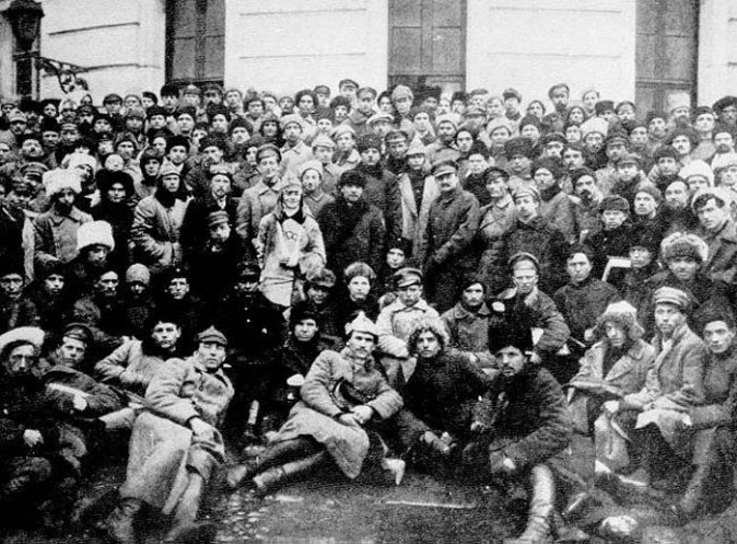 Lenin (no centro, com chapéu e casaco de pele escuro) e outros líderes comunistas com soldados do Exército Vermelho que participaram do esmagamento do levante anti-bolchevique Kronshtadt (Leon Leonidov)