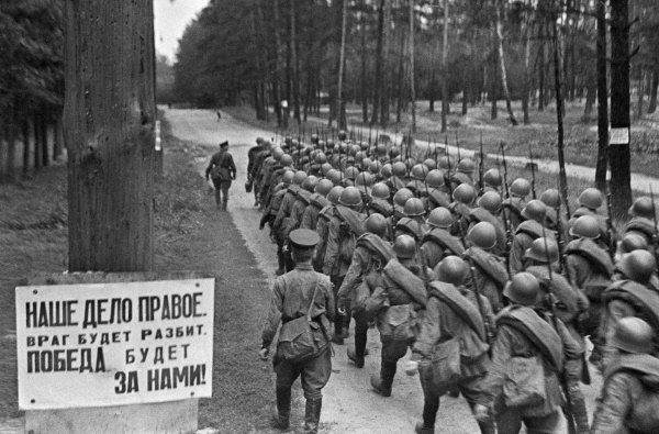 Recrutas soviéticos deixam Moscou para a frente em 23 de junho de 1941 (Anatoliy Garanin/RIA Novosti)