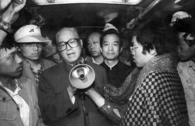 O secretário-geral do Partido Comunista Chinês, Zhao Ziyang, fala aos estudantes em greve de fome na madrugada de 19 de maio de 1989.(AFP / Getty Images)