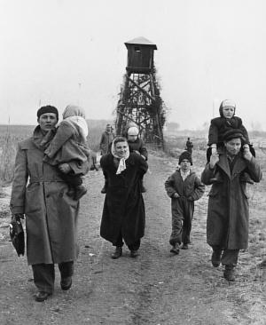 Refugiados húngaros fogem para a Áustria em 1956 (Domínio público via Federação Húngara Americana)