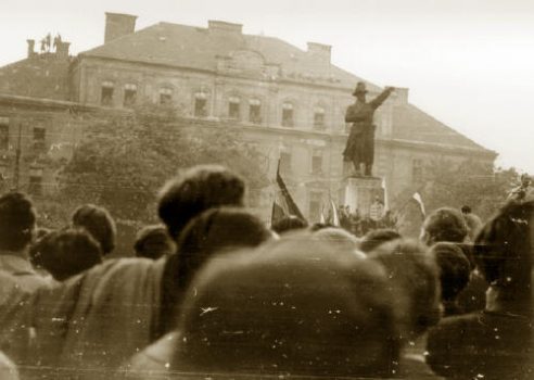 Manifestantes se reúnem na estátua do General Józef Bem, dando início ao levante húngaro contra a ditadura comunista em outubro de 1956 (Domínio público via Federação Húngara Americana)