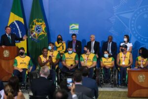 O presidente da República, Jair Bolsonaro, participa da cerimônia de recepção aos atletas olímpicos e paralímpicos que participaram da Olimpíada de Tóquio no Palácio do Planalto