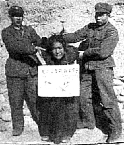 Mulher tibetana sendo condenada em uma sessão de luta comunista em 1958 (Creative Commons/Wikimedia)