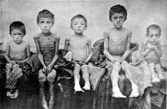 Crianças durante a fome da era Stalin na Ucrânia. A fome, conhecida como “Holodomor”, ocorreu entre 1932 e 1933 (Domínio Público)