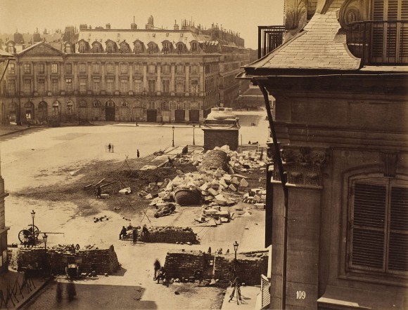 Os restos da Coluna Vendôme, depois de ter sido destruída pelos comunas liderados por Gustave Courbet em 16 de maio de 1871 na Comuna de Paris (Harris Brisbane Dick Fund, 1953)