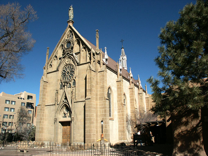 Construída na cidade de Santa Fé, Novo México, EUA, a capela de estilo gótico foi laboriosamente erguida pelo arquiteto francês Antonio Mouly (Cortesia/Camera Fiend)