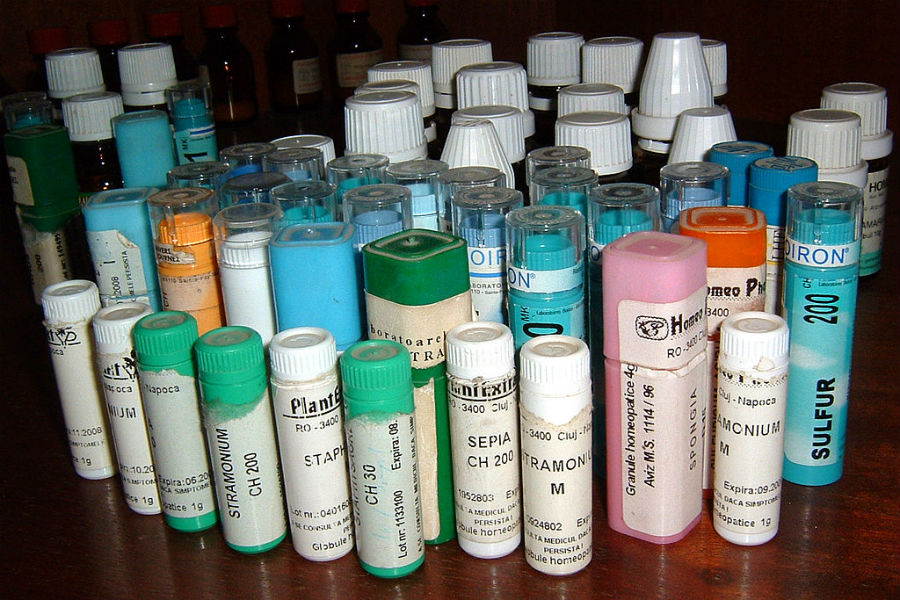 Com efeitos notáveis, os remédios homeopáticos podem ser utilizados em praticamente todos os tipos de doenças, e em inúmeros tipos de lesões, contusões e dores (Wikidudeman/Wikimedia Commons)