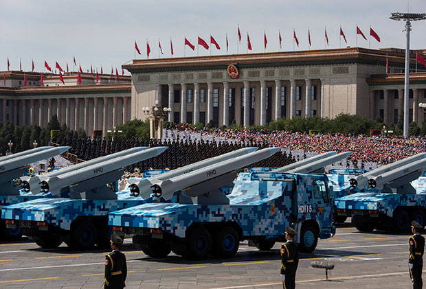 Mísseis chineses exibidos durante uma parada militar em Pequim em 3 de setembro de 2015. (Kevin Frayer/Getty Images)