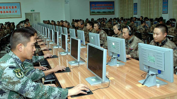 Soldados com o 2º Corpo de Artilharia do Exército da Libertação Popular trabalham em computadores num local não revelado. O regime chinês usa hackers militares para alimentar sua economia. (mil.huanqiu.com)