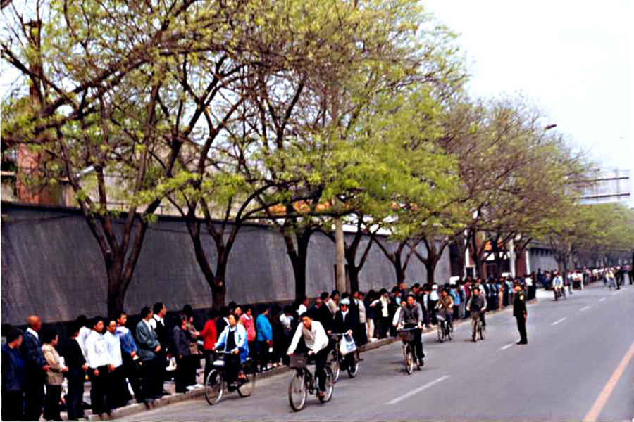 Praticantes do Falun Gong reuniram-se nos arredores de Zhongnanhai, o complexo da liderança do regime chinês, para pedir silenciosa e pacificamente por um tratamento justo em 25 de abril de 1999. (Clearwisdom.net)