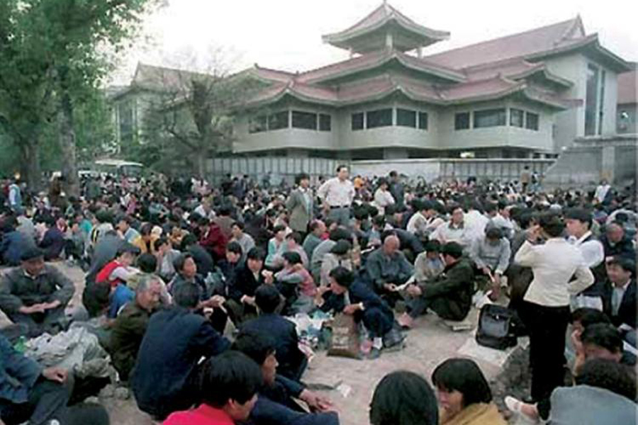 Praticantes do Falun Gong se reuniram nos arredores de Zhongnanhai, o complexo central da liderança chinesa, para fazerem um apelo pacífico pelo tratamento injusto recebido por parte do regime chinês, em 25 de abril de 1999. (Cortesia do Clearwisdom.net)