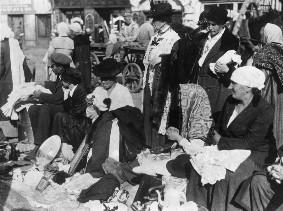 Mulheres tentam vender seus ornamentos e roupas num mercado de rua durante uma fome na Rússia comunista em outubro de 1921. (Topical Press Agency/Getty Images)