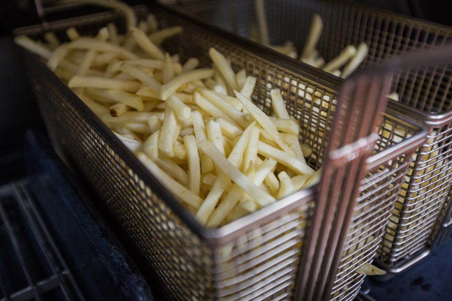 Batatas fritas na cozinha de um McDonald’s em Tóquio, Japão, em 25 de janeiro de 2016. (Christopher Jue/Getty Images)