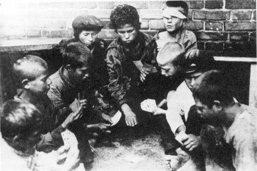 Crianças órfãs nas ruas durante a Guerra Civil Russa. (Domínio público)