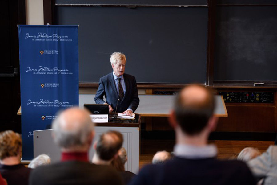 Sir Roger Scruton durante palestra pública na Universidade de Princeton em 2017 (Sameer A. Khan)