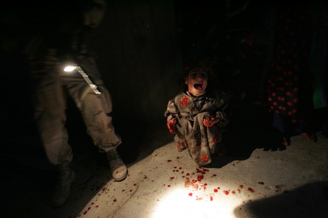 Samar Hassan, depois de seus pais serem mortos, em Tal Afar, no Iraque (Chris Hondros/Getty Images)