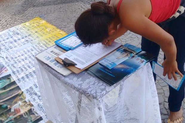 Em Brasília, os adeptos do Falun Gong informaram pedestres e recolheram assinaturas para uma petição global pelo fim da perseguição à prática (Epoch Times)
