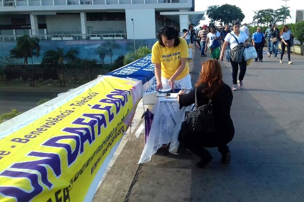 Em Brasília, os adeptos do Falun Gong informaram pedestres e recolheram assinaturas para uma petição global pelo fim da perseguição à prática (Epoch Times