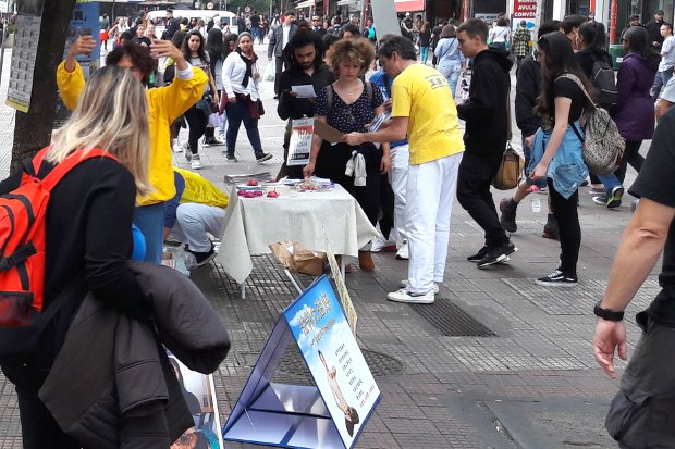 Praticantes do Falun Gong informam sobre a perseguição comunista e realizam seus exercícios suaves de qigong e meditação na Praça da Liberdade, no centro de São Paulo, em 20 de julho de 2017 (Epoch Times)