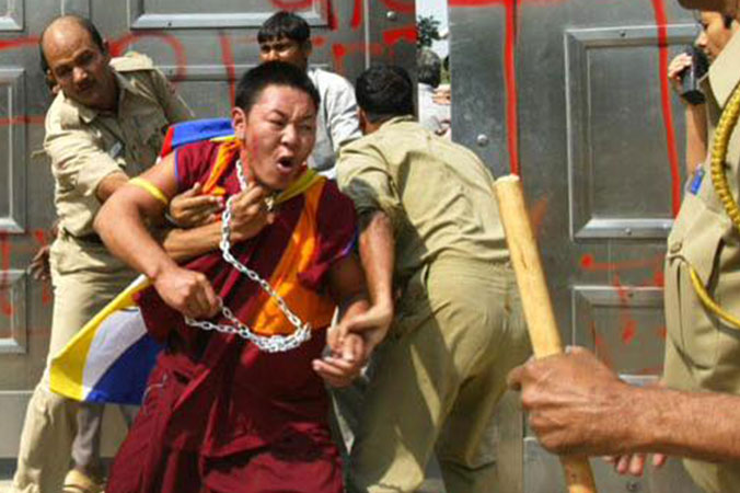 Monge tibetano sendo espancado (Daily Motion / Reprodução)