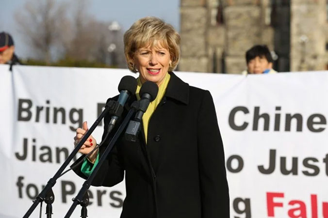 A deputada Democrata, Judy Sgro, foi um dos parlamentares que participaram de uma manifestação no Parliament Hill em 9 de dezembro de 2015, falando em apoio ao fim da perseguição contra os praticantes de Falun Dafa na China (Evan Ning / Epoch Times)