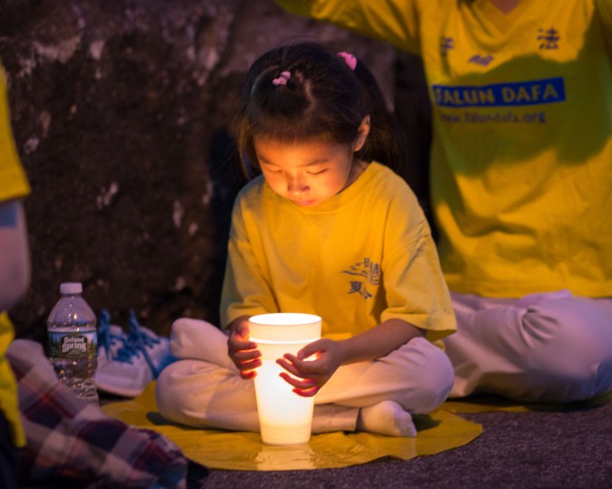 Uma menina participa de uma vigília à luz de velas em frente ao consulado chinês em Nova York em 16 de julho de 2017 (Benjamin Chasteen/Epoch Times)