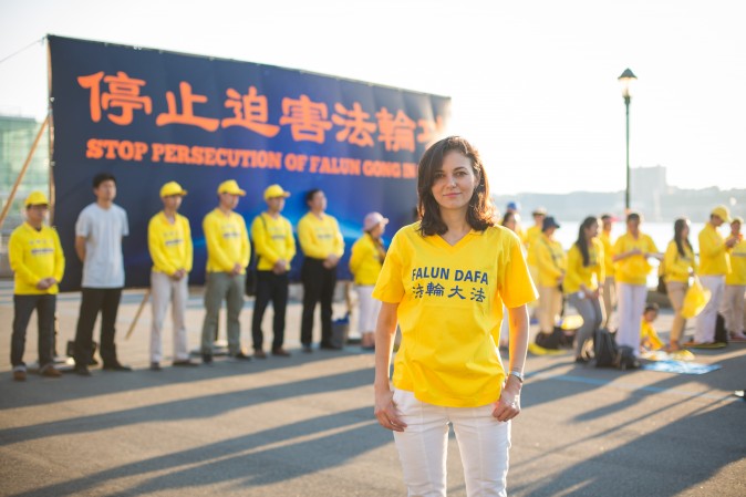Cristina Oz se junta aos praticantes do Falun Gong em frente ao consulado chinês em Nova York para uma manifestação e vigília com velas pedindo o fim da perseguição em 16 de julho de 2017 (Benjamin Chasteen/The Epoch Times)