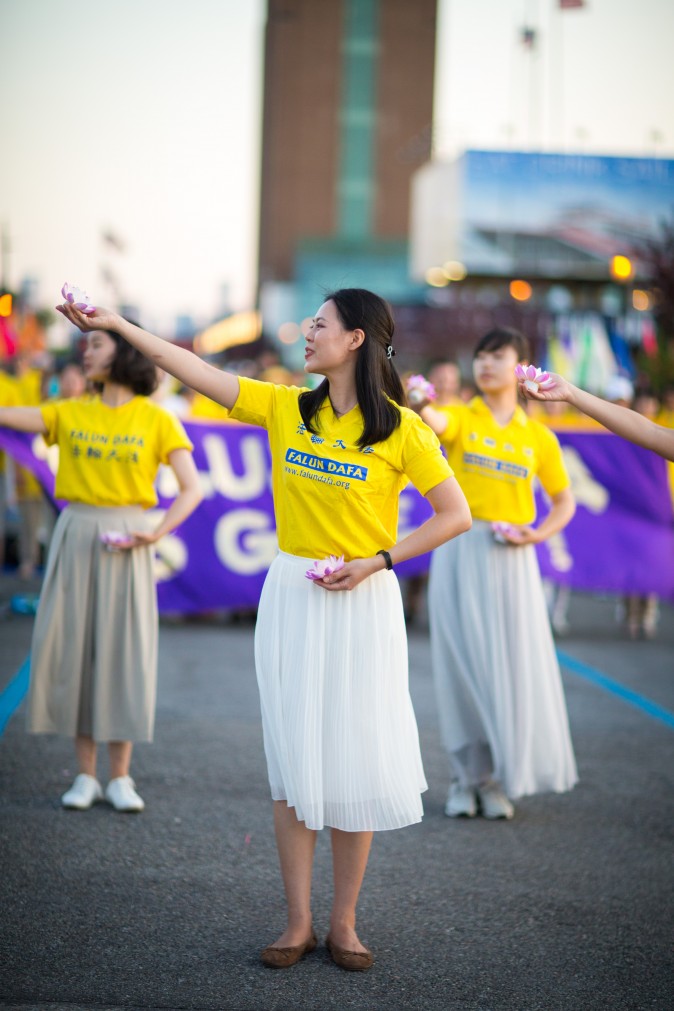 Mulheres dançam em uma manifestação em frente ao consulado chinês em Nova York pedindo o fim da perseguição ao Falun Gong na China em 16 de julho de 2017. (Benjamin Chasteen/Epoch Times)