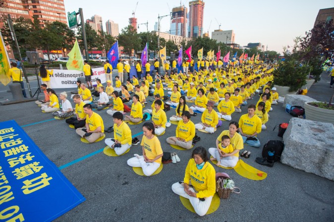 Centenas de praticantes e simpatizantes do Falun Gong realizam uma vigília a luz de velas em frente ao consulado chinês em Nova York em 16 de julho de 2017. Lançada em 20 de julho de 1999, a perseguição está entrando agora em seu 18º ano dentro da China (Benjamin Chasteen/Epoch Times)