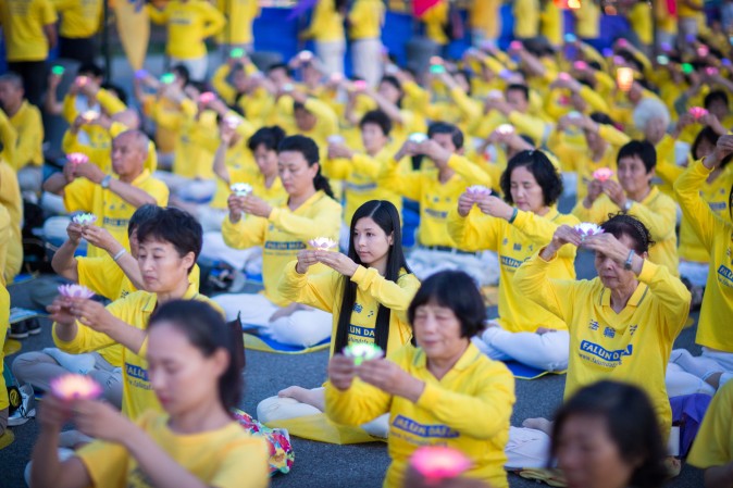 Centenas de praticantes e simpatizantes do Falun Gong realizam uma vigília à luz de velas em frente ao consulado chinês em Nova York em 16 de julho de 2017. Lançado em 20 de julho de 1999, a perseguição está entrando agora em seu 18º ano dentro da China (Benjamin Chasteen/Epoch Times)