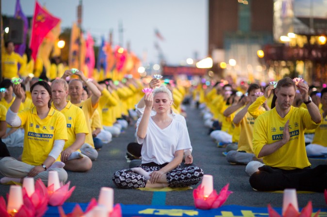 Centenas de praticantes e simpatizantes do Falun Gong realizam uma vigília à luz de velas em frente ao consulado chinês em Nova York em 16 de julho de 2017. Lançada em 20 de julho de 1999, a perseguição está entrando agora em seu 18º ano dentro da China (Benjamin Chasteen/Epoch Times)