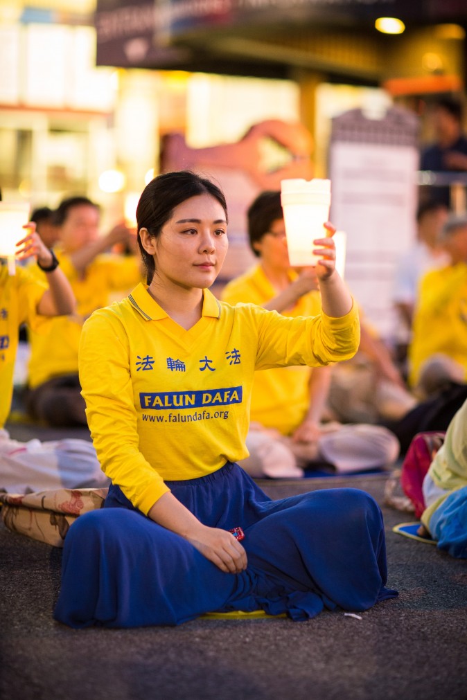 Centenas de praticantes e simpatizantes do Falun Gong realizam uma vigília à luz de velas em frente ao consulado chinês em Nova York em 16 de julho de 2017. Lançada em 20 de julho de 1999, a perseguição está entrando agora em seu 18º ano dentro da China (Benjamin Chasteen/Epoch Times)